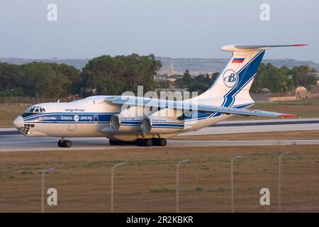 Volga-Dnepr Airlines Ilyushin Il-76TD-90VD (REG: RA-76951) beim Start von Landebahn 32 am frühen Morgen. Stockfoto