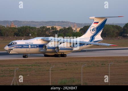 Volga-Dnepr Airlines Ilyushin Il-76TD-90VD (REG: RA-76951) beim Start von Landebahn 32 am frühen Morgen. Stockfoto