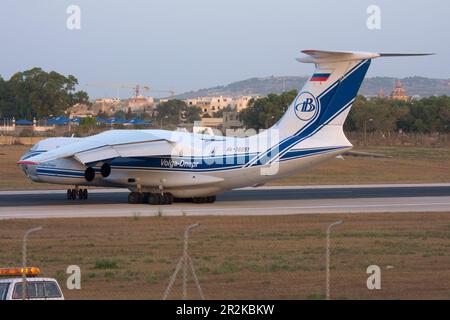 Volga-Dnepr Airlines Ilyushin Il-76TD-90VD (REG: RA-76951) beim Start von Landebahn 32 am frühen Morgen. Stockfoto