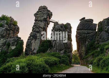 Silhouette der Externsteinchen vor dem frühen Morgenhimmel, Teutoburger Wald, Deutschland Stockfoto