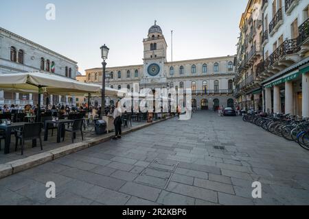 Piazza dei Signori mit Gastronomie in Padua, Italien. Stockfoto