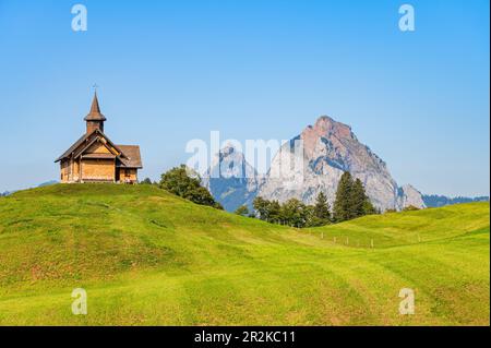 Stoos-Bergkapelle im Bergdorf Stoos mit Blick auf den Mythos, Morschach, Glarner Alpen, Kanton Schwyz, Schweiz Stockfoto