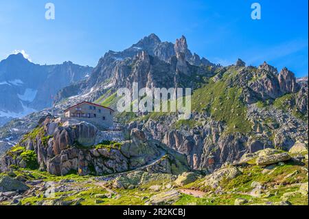 Die Albert-Heim-Hütte (2541m) mit dem Winterstock (3203m) und dem Lochberg (3074m) in den Urer Alpen im Furkapass, Kanton Uri, Schweiz Stockfoto