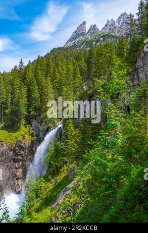 Wasserfall am Ausgang der Rosenlaui-Schlucht mit Engelhörner, UNESCO-Weltkulturerbe, Berner Oberland, Kanton Bern, Schweiz Stockfoto