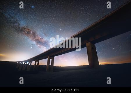 Die Milchstraße über die Autobahnbrücke bei Schwarza, Rohr, Thüringen, Deutschland Stockfoto