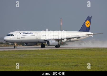 Lufthansa Airbus A321-131 (REG: D-AIRB) startet den Start von einer nassen Piste 31. Stockfoto