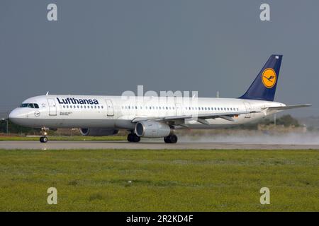 Lufthansa Airbus A321-131 (REG: D-AIRB) startet den Start von einer nassen Piste 31. Stockfoto