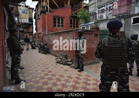 Srinagar, Indien. 19. Mai 2023. Soldaten der indischen Armee stehen als Wächter während der Suche in Wohnhäusern vor dem G20. Treffen in Srinagar am 19. Mai 2023. (Foto von Mubashir Hassan/Pacific Press) Kredit: Pacific Press Media Production Corp./Alamy Live News Stockfoto