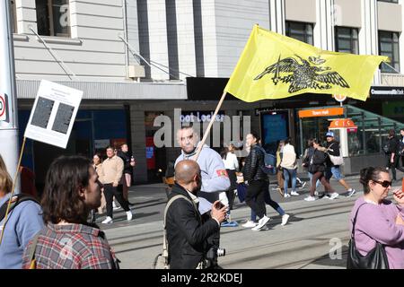 Sydney, Australien. 20. Mai 2023 Demonstranten, die an der „World Wide Rally for Freedom“ teilnahmen, marschierten über die Pyrmont-Brücke vom Rathaus zum Google-Hauptquartier. Die Rallye wurde als „Free Assange! Stoppt Die Zensur Der Regierung! Halt AUKUS an! Stoppt die NATO!“ Kredit: Richard Milnes/Alamy Live News Stockfoto