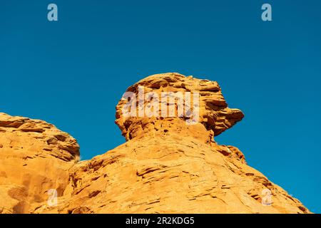 Intensiv orange leuchtende Felsformation vor blauem Himmel, Sedona, Arizona, USA Stockfoto