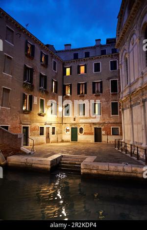 Abendblick über die Stufen nach Santa Maria dei Miracoli in Richtung Campiello dei Miracoli, Venedig, Italien, Europa Stockfoto