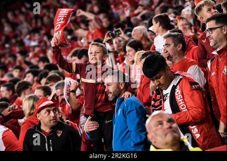 Sevilla, Spanien. 18. Mai 2023 Fans des FC Sevilla zeigen ihre Unterstützung beim Halbfinale des Fußballspiels der UEFA Europa League auf der zweiten Etappe zwischen dem FC Sevilla und dem FC Juventus. Kredit: Nicolò Campo/Alamy Live News Stockfoto