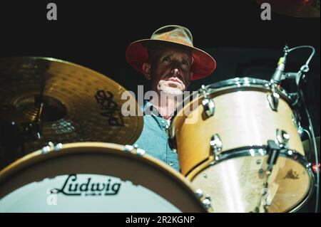 TURIN, ITALIEN: Matt Lynott, Schlagzeuger des Weißen Büffels (Bühnenname des amerikanischen Musikers und Sänger-Songwriter Jake Smith), live auf der Bühne des CAP10100 in Turin, für die „Year of the Dark Horse“-Tour Stockfoto