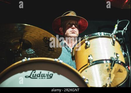 TURIN, ITALIEN: Matt Lynott, Schlagzeuger des Weißen Büffels (Bühnenname des amerikanischen Musikers und Sänger-Songwriter Jake Smith), live auf der Bühne des CAP10100 in Turin, für die „Year of the Dark Horse“-Tour Stockfoto