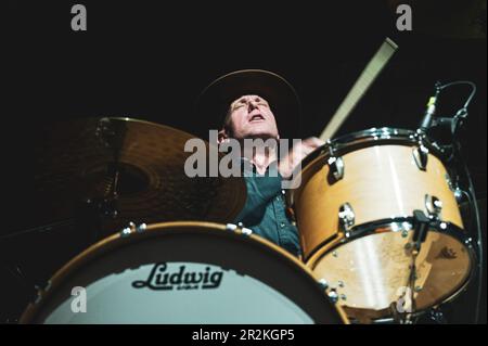 TURIN, ITALIEN: Matt Lynott, Schlagzeuger des Weißen Büffels (Bühnenname des amerikanischen Musikers und Sänger-Songwriter Jake Smith), live auf der Bühne des CAP10100 in Turin, für die „Year of the Dark Horse“-Tour Stockfoto