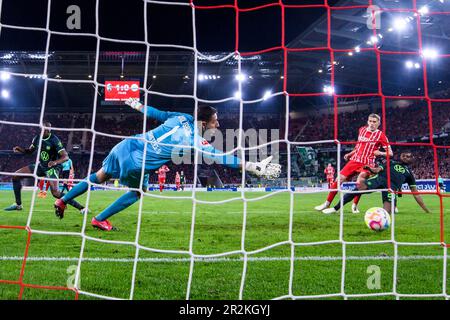 19. Mai 2023, Baden-Württemberg, Freiburg im Breisgau: Fußball: Bundesliga, SC Freiburg - VfL Wolfsburg, Spieltag 33, Europa-Park Stadion. Nils Petersen von Freiburg (2. von rechts) erzielt 2:0 das Tor gegen Wolfsburgs Ridle Baku (rechts) und Wolfsburgs Torwart Koen Casteels (links). Foto: Tom Weller/dpa - WICHTIGER HINWEIS: Gemäß den Anforderungen der DFL Deutsche Fußball Liga und des DFB Deutscher Fußball-Bund ist es verboten, im Stadion aufgenommene Fotos und/oder das Spiel in Form von Sequenzbildern und/oder videoähnlichen Fotoserien zu verwenden oder verwenden zu lassen. Stockfoto