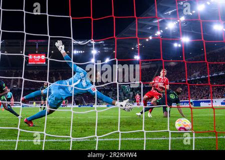 19. Mai 2023, Baden-Württemberg, Freiburg im Breisgau: Fußball: Bundesliga, SC Freiburg - VfL Wolfsburg, Spieltag 33, Europa-Park Stadion. Nils Petersen von Freiburg (2. von rechts) erzielt 2:0 das Tor gegen Wolfsburgs Ridle Baku (rechts) und Wolfsburgs Torwart Koen Casteels (links). Foto: Tom Weller/dpa - WICHTIGER HINWEIS: Gemäß den Anforderungen der DFL Deutsche Fußball Liga und des DFB Deutscher Fußball-Bund ist es verboten, im Stadion aufgenommene Fotos und/oder das Spiel in Form von Sequenzbildern und/oder videoähnlichen Fotoserien zu verwenden oder verwenden zu lassen. Stockfoto