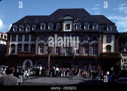 Heidelberg, Deutschland. 9/2000. Mit Blick auf Heidelberg, gegründet um das 5. Jahrhundert v. Chr., und dem Neckar River ist das Heidelberger Schloss, das um 1214 n. Chr. gegründet wurde Das französische Militär zerstörte im Krieg der Großen Allianz im 17. Jahrhundert die Burg. 2-Blitzschläge zerstörten auch Teile der Burg. Stockfoto