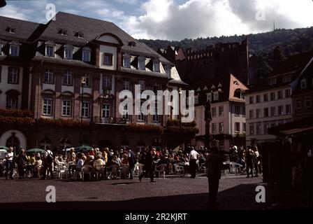 Heidelberg, Deutschland. 9/2000. Mit Blick auf Heidelberg, gegründet um das 5. Jahrhundert v. Chr., und dem Neckar River ist das Heidelberger Schloss, das um 1214 n. Chr. gegründet wurde Das französische Militär zerstörte im Krieg der Großen Allianz im 17. Jahrhundert die Burg. 2-Blitzschläge zerstörten auch Teile der Burg. Stockfoto