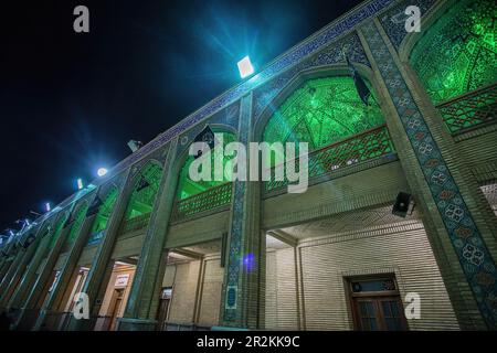 Vollmond auf Shah Cheragh Stockfoto