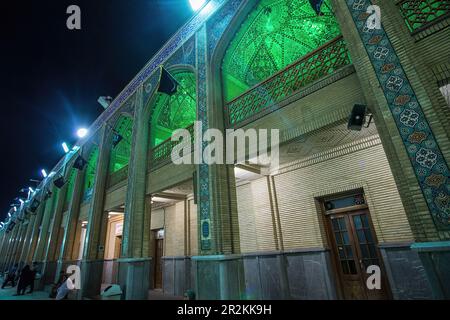 Vollmond auf Shah Cheragh Stockfoto