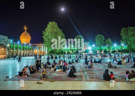 Vollmond auf Shah Cheragh Stockfoto