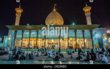 Vollmond auf Shah Cheragh Stockfoto