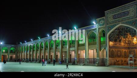 Vollmond auf Shah Cheragh Stockfoto