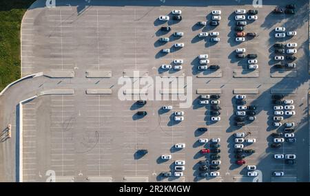 Almaty, Kasachstan - 4. Mai 2023: Parkplatz mit halbem freien Parkplatz. Blick von oben Stockfoto