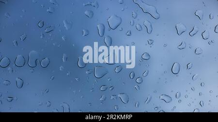 Tropfen Wasser auf das Glas. Stockfoto