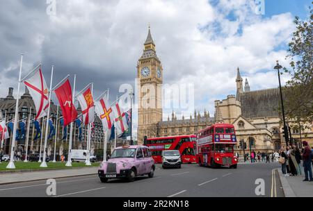 London, England, Großbritannien - 15. Mai 2023: Die Stadt London mit den traditionellen historischen Big Ben und roten Doppeldeckerbussen auf der Straße Stockfoto