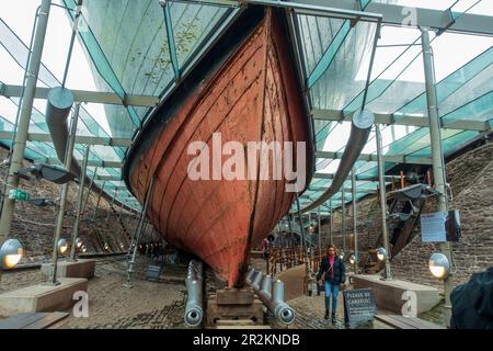 Bug und Rumpf von Brunels restaurierter SS Großbritannien aus Sicht von unten in klimatisiertem Gehäuse in Bristol Docks, Bristol, Avon, Vereinigtes Königreich Stockfoto