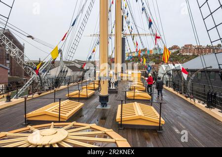 Blick auf die Terrasse mit Blick auf das Heck von Brunels restaurierter SS Great Britain in Bristol Docks, Bristol, Avon, Großbritannien Stockfoto