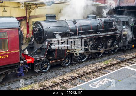 Restaurierte Dampflokomotive 75078, die Kutschen der Keighley & Worth Valley Railway am Bahnhof Keighley in West Yorkshire, England, verbindet Stockfoto