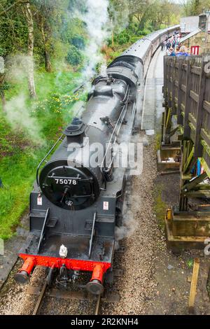 Restaurierte Dampflokomotive 75078 auf der Keighley & Worth Valley Railway, Abfahrt Haworth Station in West Yorkshire, England, Großbritannien Stockfoto