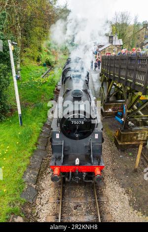 Restaurierte Dampflokomotive 75078 auf der Keighley & Worth Valley Railway, Abfahrt Haworth Station in West Yorkshire, England, Großbritannien Stockfoto