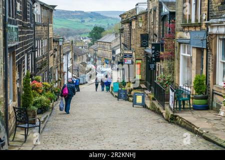 Blick auf die Main Street im Dorf Haworth in West Yorkshire, England, Großbritannien Stockfoto
