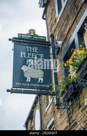 Pub-Schild für das Fleece Inn an der Main Street im Dorf Haworth in West Yorkshire, England, Großbritannien Stockfoto