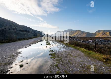 Pfad vorbei an stillgelegten Gebäuden zu einem Aussichtspunkt im Dinorwig-Steinbruch über Llanberis, Snowdonia-Nationalpark, Nordwales. Stockfoto