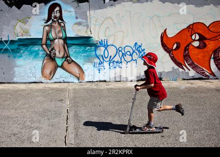 Bondi, Sydney. Ein Kind, das auf dem Fußweg am Bondi Beach spielt. Stockfoto