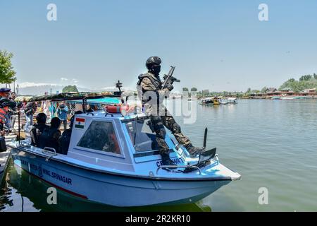 Srinagar, Indien. 20. Mai 2023. Ein indischer Paramilitärs ist auf einem Motorboot vor dem G20. Gipfeltreffen in Srinagar in Alarmbereitschaft. Vor dem G20-Gipfel befindet sich Kaschmir unter einem dicken Sicherheitsnetz, und um SKICC und andere Veranstaltungsorte wurden dreistufige Sicherheitsmaßnahmen eingerichtet. Vom 22. Bis 24. Mai wird Srinagar im Rahmen des G20-Gipfels 2023 ein G20-Treffen zum Thema Tourismus ausrichten. Kredit: SOPA Images Limited/Alamy Live News Stockfoto