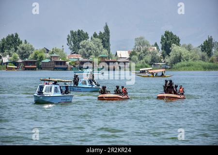 Srinagar, Indien. 20. Mai 2023. Indische paramilitärische Soldaten patrouillieren den Dal-See vor dem G20. Gipfeltreffen in Srinagar. Vor dem G20-Gipfel befindet sich Kaschmir unter einem dicken Sicherheitsnetz, und um SKICC und andere Veranstaltungsorte wurden dreistufige Sicherheitsmaßnahmen eingerichtet. Vom 22. Bis 24. Mai wird Srinagar im Rahmen des G20-Gipfels 2023 ein G20-Treffen zum Thema Tourismus ausrichten. Kredit: SOPA Images Limited/Alamy Live News Stockfoto