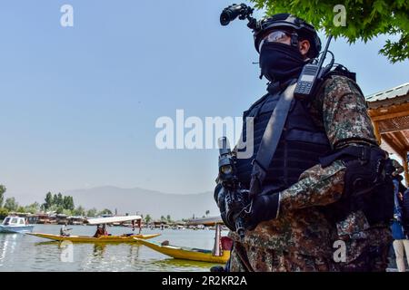 Srinagar, Indien. 20. Mai 2023. Ein indischer paramilitärischer Soldat ist am Ufer des Dal Lake vor dem G20. Gipfeltreffen in Srinagar in Alarmbereitschaft. Vor dem G20-Gipfel befindet sich Kaschmir unter einem dicken Sicherheitsnetz, und um SKICC und andere Veranstaltungsorte wurden dreistufige Sicherheitsmaßnahmen eingerichtet. Vom 22. Bis 24. Mai wird Srinagar im Rahmen des G20-Gipfels 2023 ein G20-Treffen zum Thema Tourismus ausrichten. Kredit: SOPA Images Limited/Alamy Live News Stockfoto