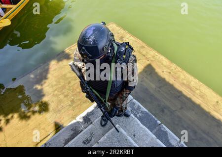 Srinagar, Indien. 20. Mai 2023. Ein indischer paramilitärischer Soldat ist am Ufer des Dal Lake vor dem G20. Gipfeltreffen in Srinagar in Alarmbereitschaft. Vor dem G20-Gipfel befindet sich Kaschmir unter einem dicken Sicherheitsnetz, und um SKICC und andere Veranstaltungsorte wurden dreistufige Sicherheitsmaßnahmen eingerichtet. Vom 22. Bis 24. Mai wird Srinagar im Rahmen des G20-Gipfels 2023 ein G20-Treffen zum Thema Tourismus ausrichten. (Foto: Saqib Majeed/SOPA Images/Sipa USA) Guthaben: SIPA USA/Alamy Live News Stockfoto