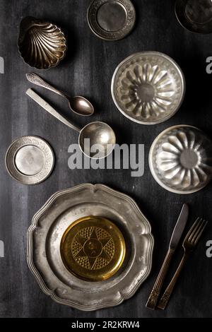 Verschiedene antike Gerichte im Vintage-Stil auf schwarzem Tafelbrett. Flach verlegt. Draufsicht. Speisekonzept. Dunkle Stimmungsfotografie. Stockfoto