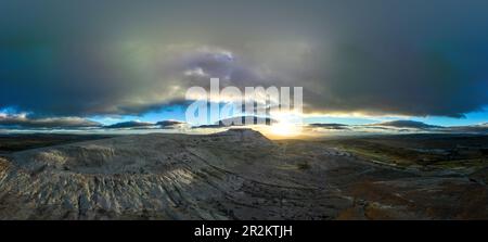 Dramatische Weitwinkelaufnahme von Ingleborough in den Yorkshire Dales, Teil der Yorkshire Three Peaks Stockfoto