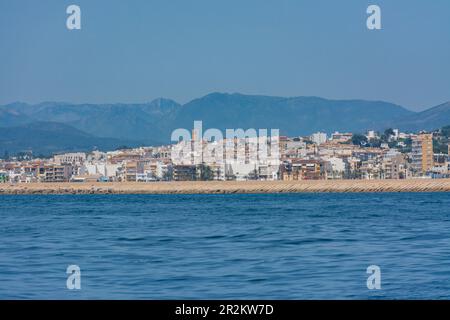 Skyline von Javea, Alicante, Spanien, vom Meer aus, mit dem Wellenbrecher des Hafens im Vordergrund Stockfoto