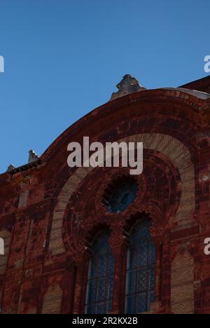 Blick auf das rote Gebäude im Hintergrund des blauen Himmels Stockfoto