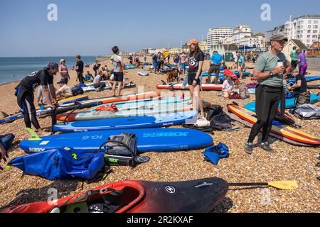 Hove Beach, City of Brighton & Hove, East Sussex, Großbritannien. Umweltgruppe, Surfers Against Sewage und Brighton Explorers Club veranstalten am Hove Beach einen Protest gegen die Wasserunternehmen und die Verschmutzung der UKs-Gewässer für sicheres Baden und Meeresschutz. 20. Mai 2023 Kredit: David Smith/Alamy Live News Stockfoto