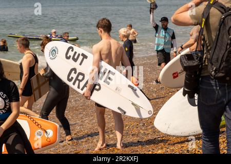 Hove Beach, City of Brighton & Hove, East Sussex, Großbritannien. Umweltgruppe, Surfers Against Sewage und Brighton Explorers Club veranstalten am Hove Beach einen Protest gegen die Wasserunternehmen und die Verschmutzung der UKs-Gewässer für sicheres Baden und Meeresschutz. 20. Mai 2023 Kredit: David Smith/Alamy Live News Stockfoto